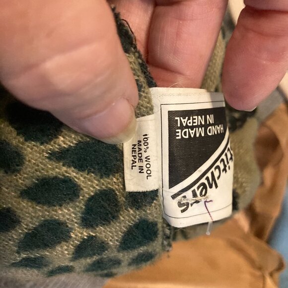 100% Wool Hooded Poncho - Hand Made in Nepal - Green & Gold Floral - - Picture 4 of 4